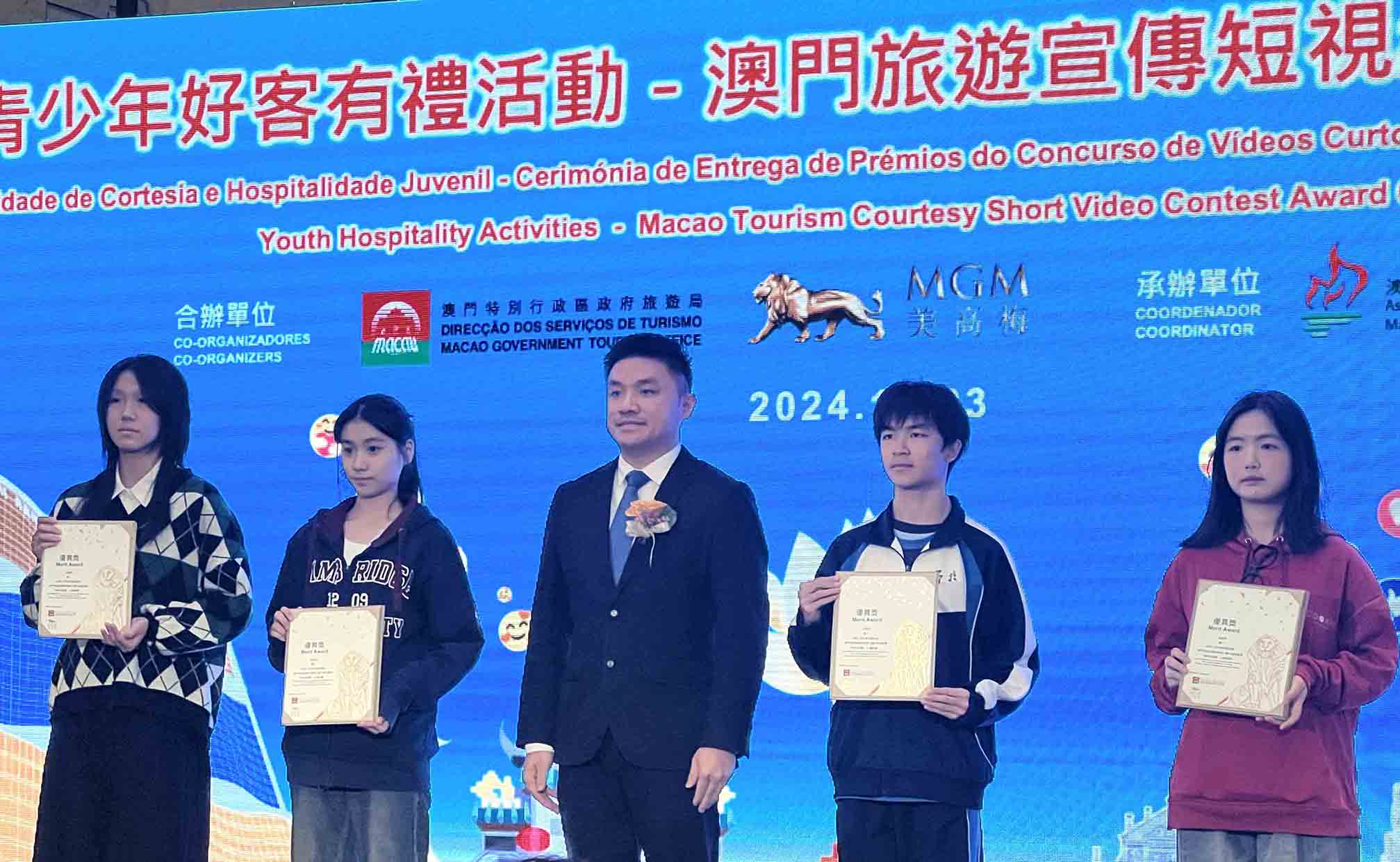 得獎同學與頒奬嘉賓合照