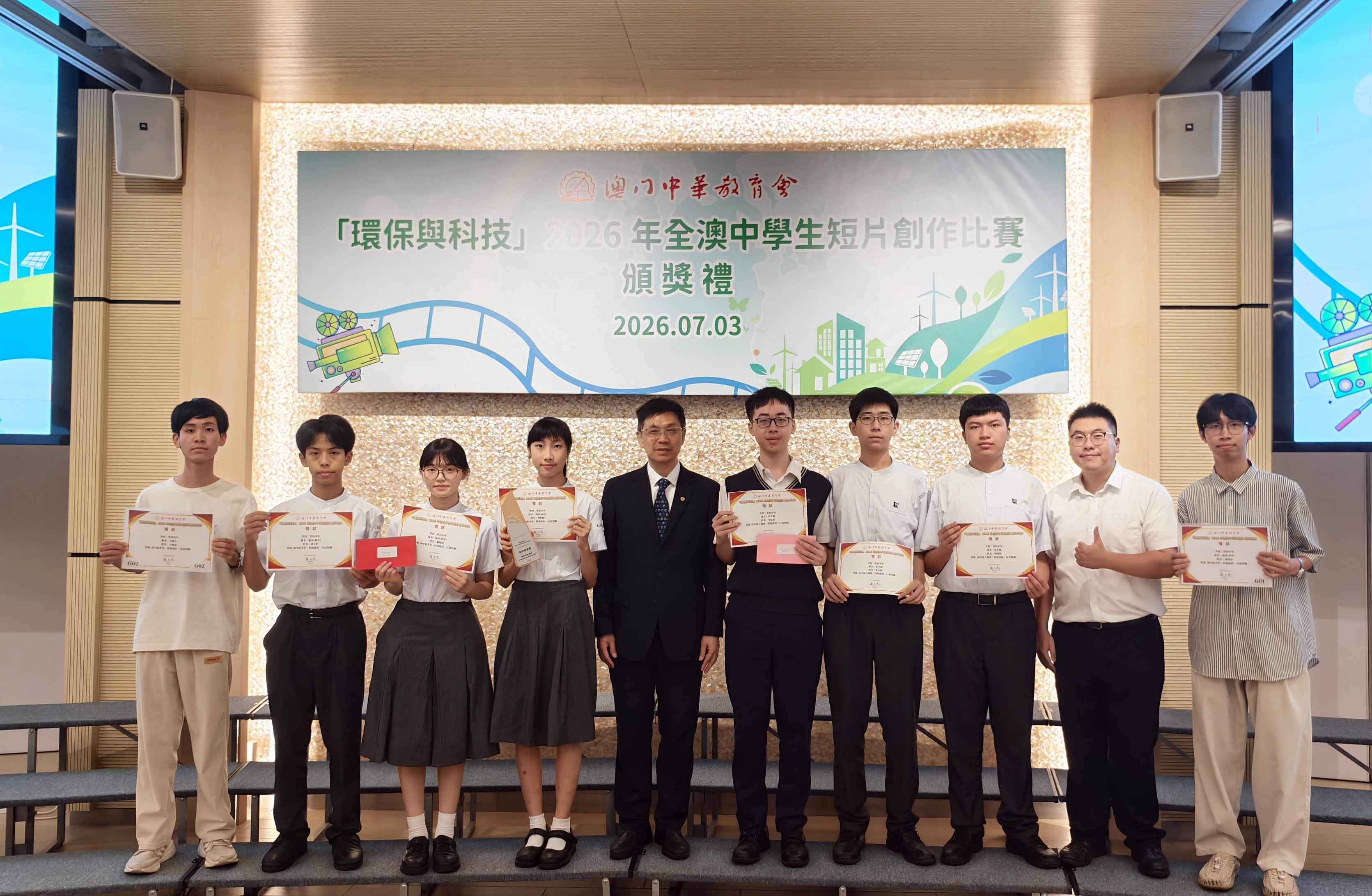 得獎師生與校長合照