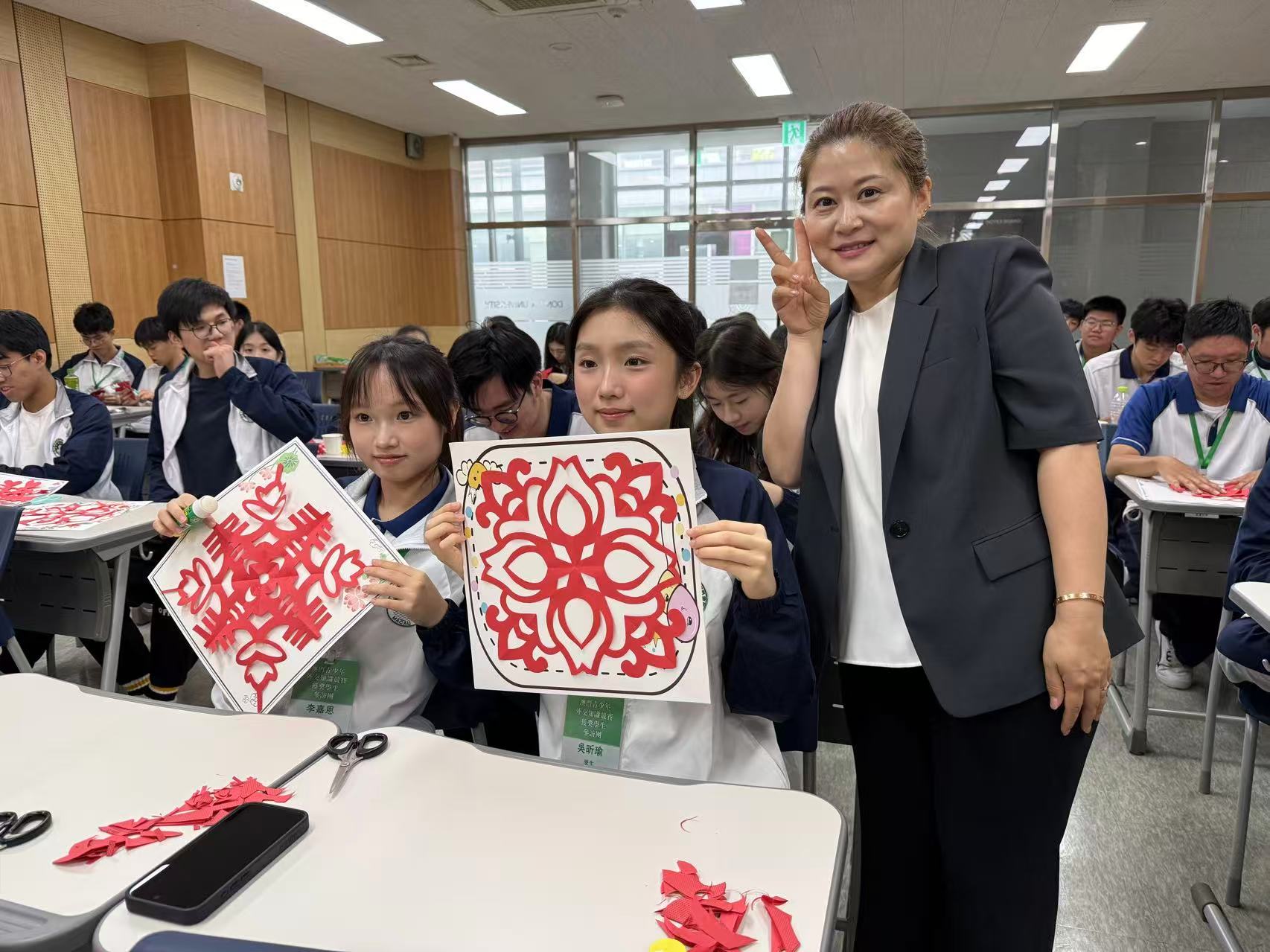東亞大學孔子學院體驗剪紙