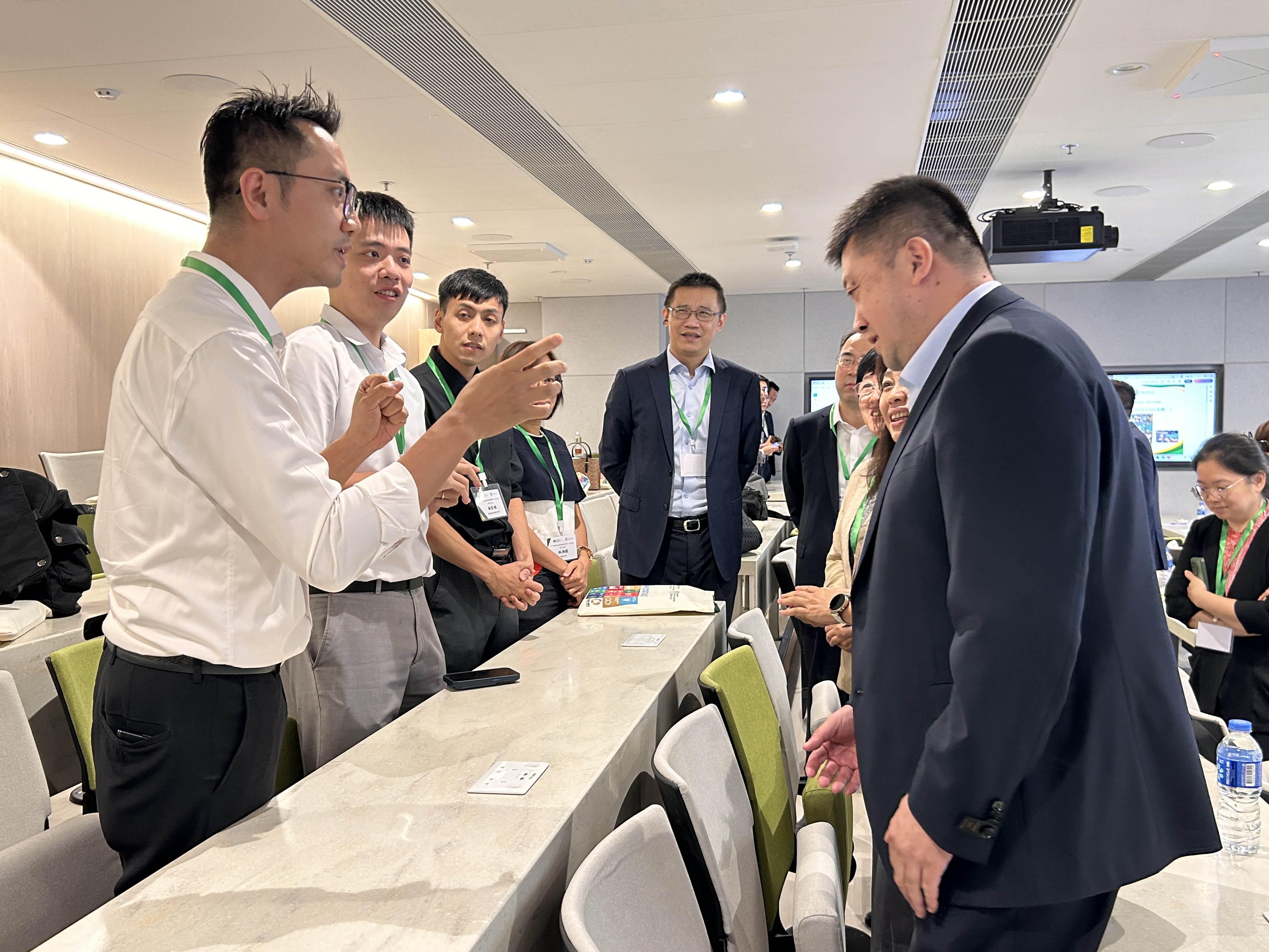 陳副校長向內地及香港教育同工介紹本澳及勞校的人工智能教育現況